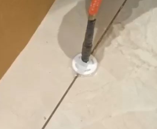 阜新市瓷砖空鼓维修公司专业解答瓷砖在铺贴过程中，如果没有涂抹均匀到位的粘结材料（如水泥砂浆或瓷砖胶），可能会导致以下问题