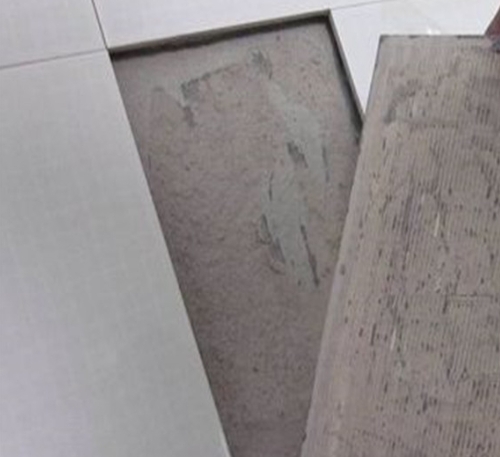 阜新市瓷砖空鼓维修公司分享瓷砖铺贴时如果打浆（即涂抹在瓷砖背面和基层上的砂浆或瓷砖胶）过少，会带来以下问题